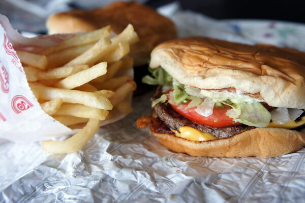Burger mit Pommes