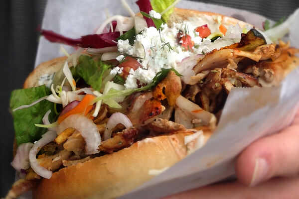 Döner im Fladenbrot mit Fleisch, Salat und Soße