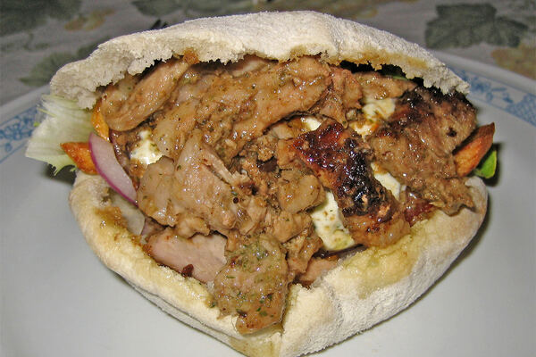 Döner im Fladenbrot mit Fleisch, Salat und Soße