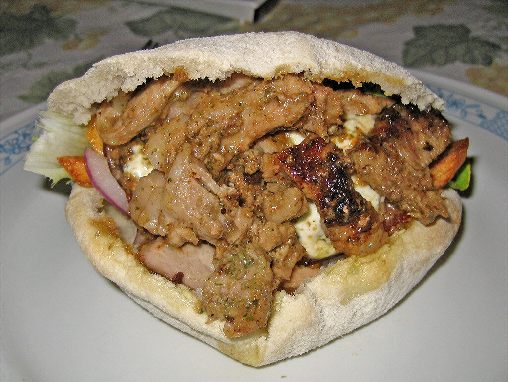 Döner im Fladenbrot mit Fleisch, Salat und Soße