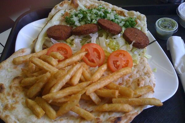 Falafel mit Fladenbrot, Salat und Pommes