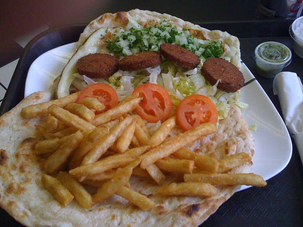 Falafel mit Fladenbrot, Salat und Pommes