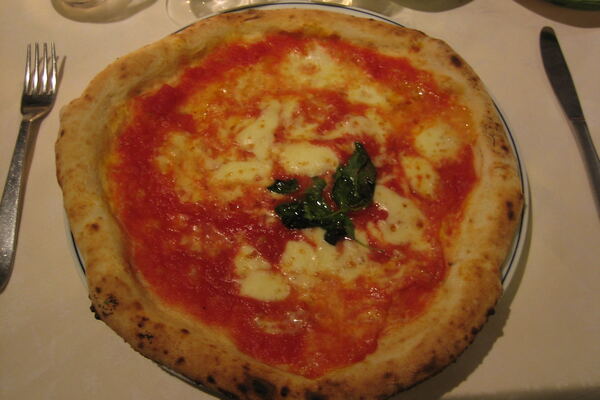 Pizza Margherita mit Tomatensoße, Mozzarella und Basilikum
