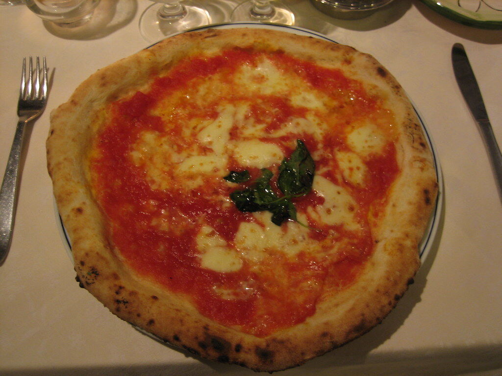 Pizza Margherita mit Tomatensoße, Mozzarella und Basilikum