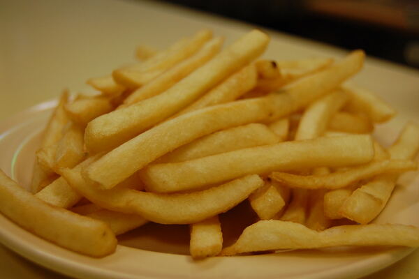 Teller mit Pommes frites