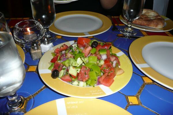 Frischer Hirtensalat mit Tomaten, Gurken und Oliven