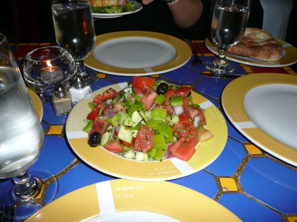 Frischer Hirtensalat mit Tomaten, Gurken und Oliven