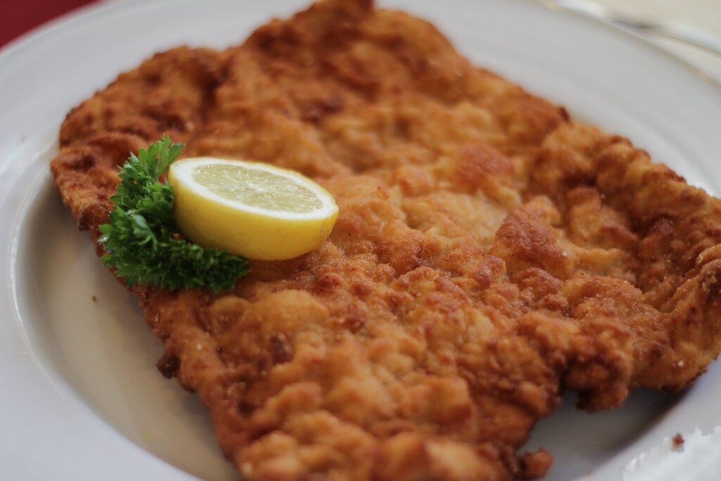 Paniertes Schnitzel mit Zitrone